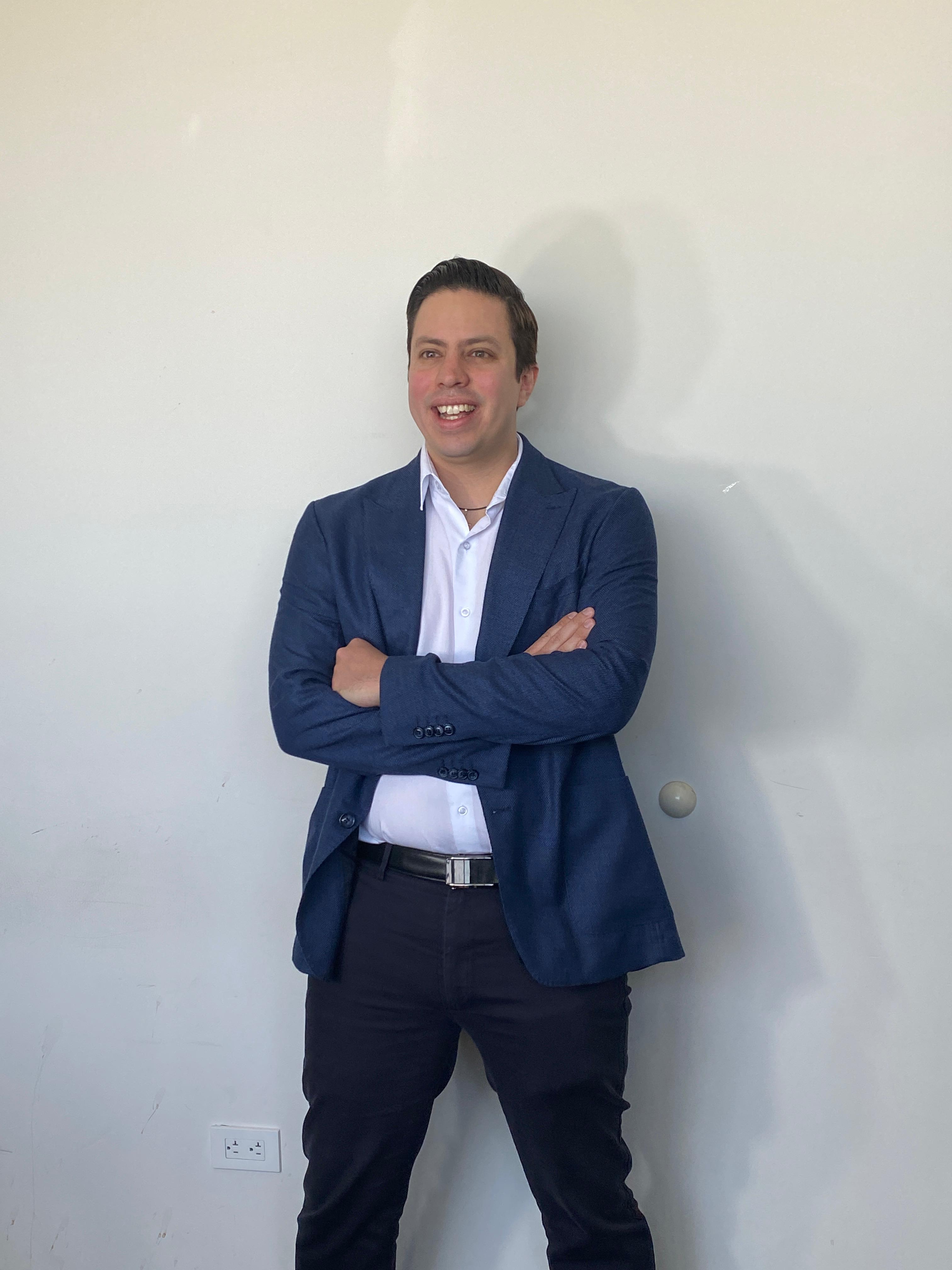 Marco Sáenz Molina, retrato formal.